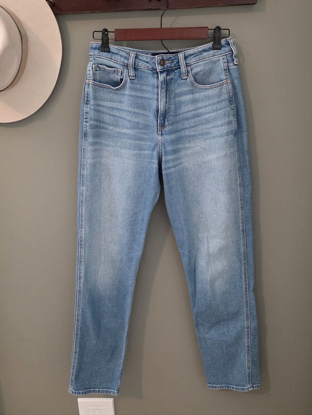 Hollister Ultra High-Rise Mom Jean Size 28